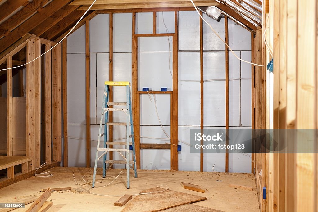 Rimodellare lavoro camera aggiunta in attico. Bricolage, costruzione. - Foto stock royalty-free di Ambientazione interna