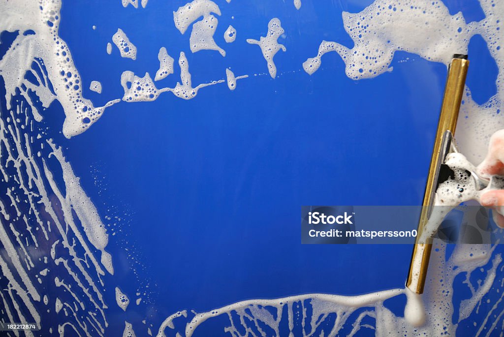 Внутренние окна очиститель для стирки - Стоковые фото Мойщик окон роялти-фри