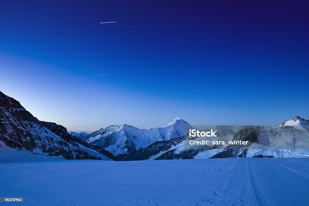 Górskie szczyty w nocy z Jungfraujoch w Szwajcarii - Zbiór zdjęć royalty-free (Jungfraujoch)