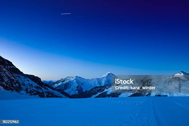 Górskie Szczyty W Nocy Z Jungfraujoch W Szwajcarii - zdjęcia stockowe i więcej obrazów Jungfraujoch - Jungfraujoch, Góra Jungfrau, Noc