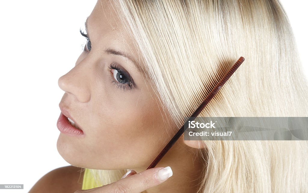 Belle blonde femme se brosser ses cheveux - Photo de 20-24 ans libre de droits