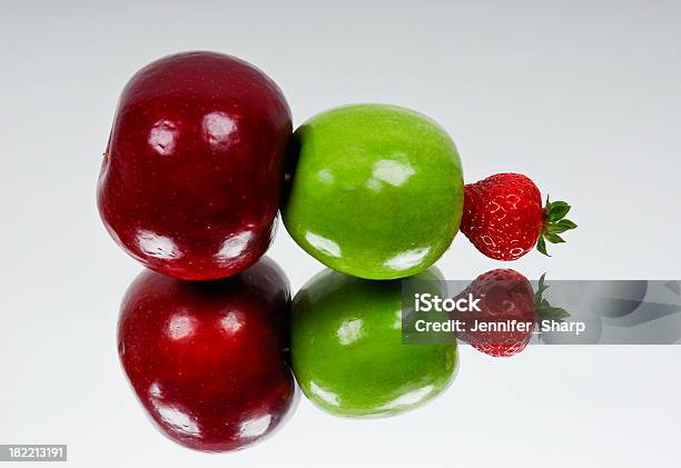 Reflejo De Frutas Foto de stock y más banco de imágenes de Alimento - Alimento, Color - Tipo de imagen, Color vibrante