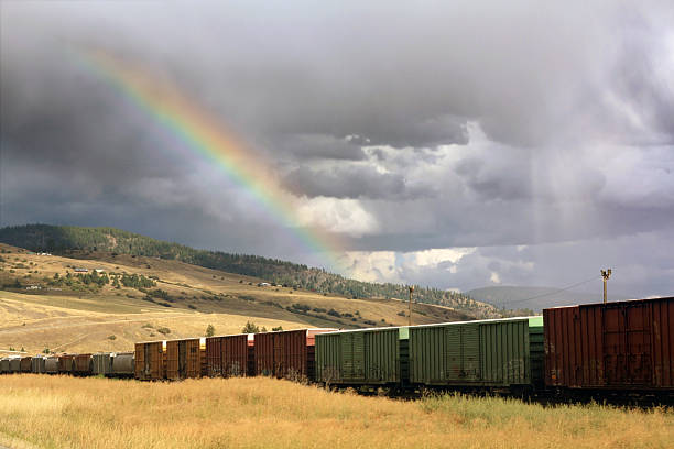 Arcobaleno sopra treno - foto stock