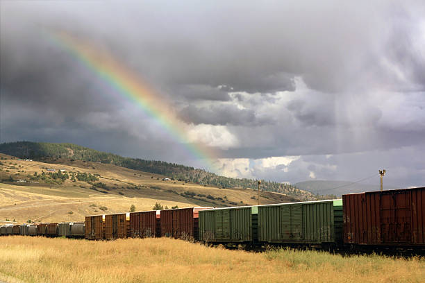 Arco-íris ao longo do comboio - fotografia de stock
