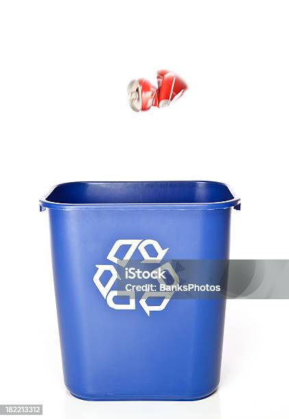 アルミニウム缶はおってリサイクル容器 - リサイクル箱のストックフォトや画像を多数ご用意 - リサイクル箱, 投げる, 缶