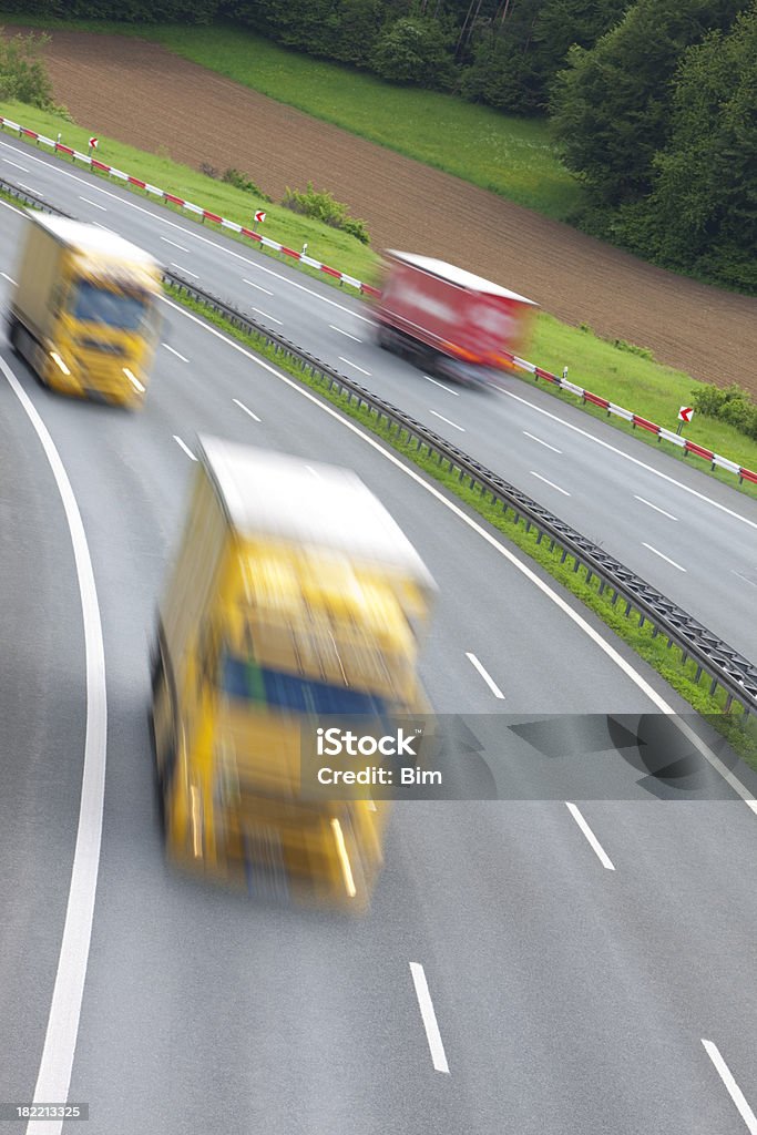 Camion guida sull'autostrada, offuscata in movimento, Veduta dall'alto - Foto stock royalty-free di Affari