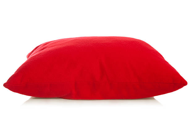almofada vermelha - pillow cushion isolated bedding - fotografias e filmes do acervo