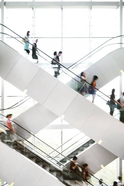 사람들이 에스컬레이터 - escalator 뉴스 사진 이미지