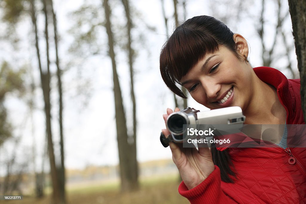 Mulher com uma câmera de vídeo digital - Foto de stock de Adulto royalty-free
