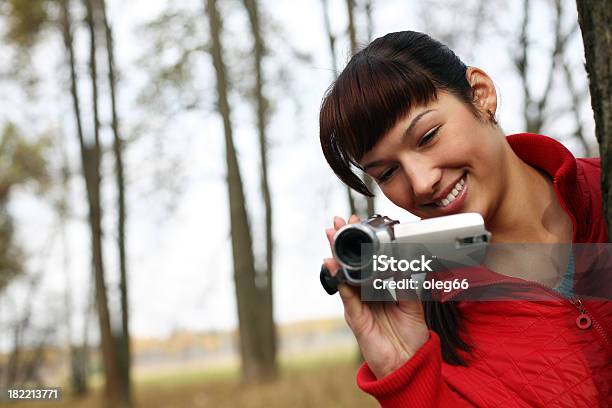 Foto de Mulher Com Uma Câmera De Vídeo Digital e mais fotos de stock de Adulto - Adulto, Câmera de Vídeo, Céu - Fenômeno natural