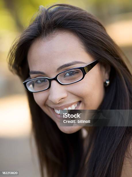 Mulher Jovem Sorridente Com Óculos - Fotografias de stock e mais imagens de 20-24 Anos - 20-24 Anos, 20-29 Anos, Adulto