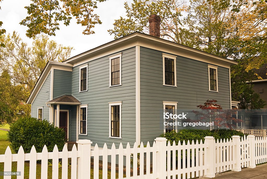 Stary styl domu w małym amerykańskim miasteczku w okresie jesiennym - Zbiór zdjęć royalty-free (Bez ludzi)