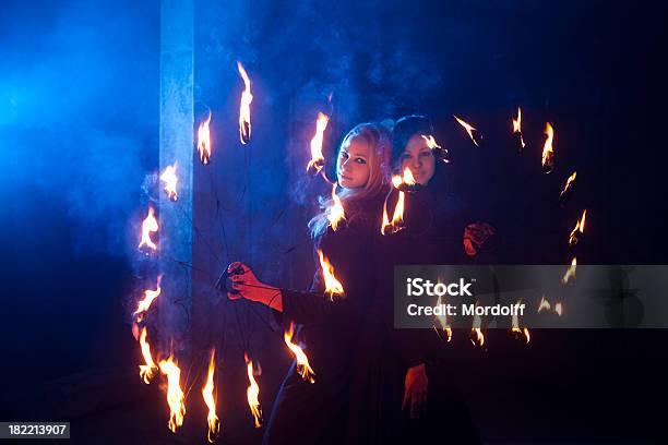 Photo libre de droit de Deux Femme De Spectacle De Feu Avec Des Flammes Dans Les Mains banque d'images et plus d'images libres de droit de Abstrait