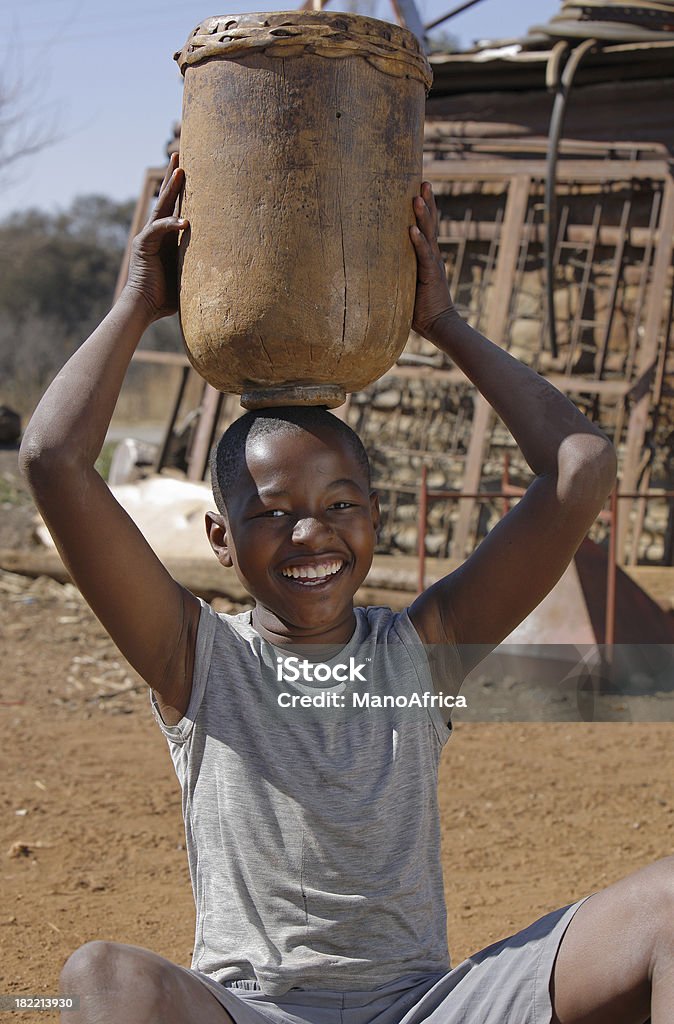 Afrikanische junge tribal Trommel auf dem Kopf - Lizenzfrei Afrika Stock-Foto