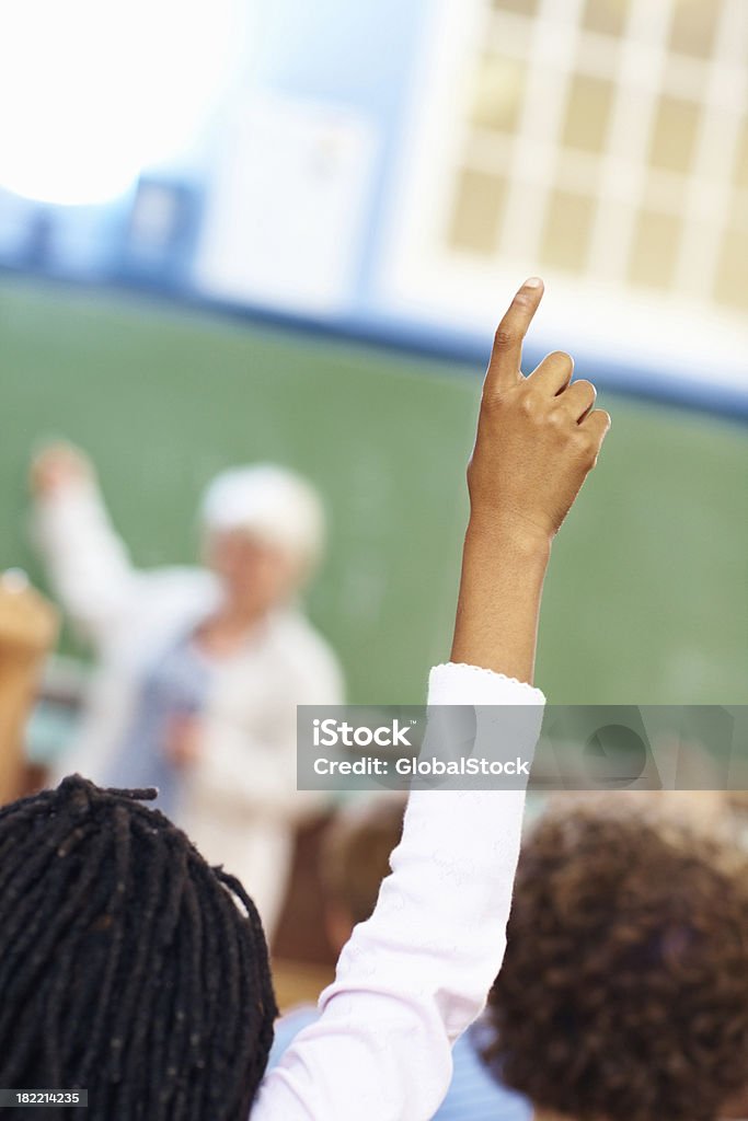Студенты, поднимая руки ответить на вопрос - Стоковые фото В помещении роялти-фри