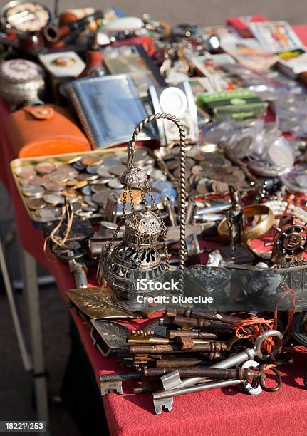 Flea Market Foto de stock y más banco de imágenes de Rastro - Rastro, Adorno, Barcelona - España