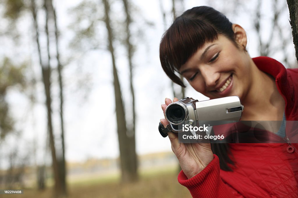 Kobieta z kamery typu digital video - Zbiór zdjęć royalty-free (Domowa kamera video)