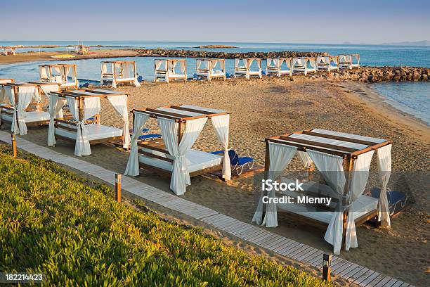 Spiaggia Di Letti A Baldacchino Luce Del Mattino - Fotografie stock e altre immagini di Alba - Crepuscolo - Alba - Crepuscolo, Ambientazione esterna, Ambientazione tranquilla