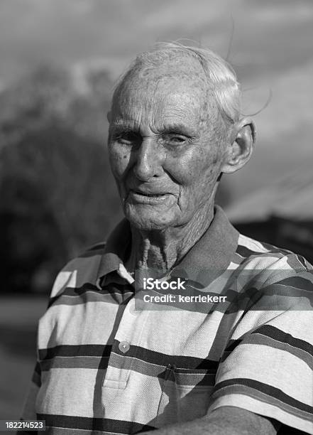 Anciano Foto de stock y más banco de imágenes de Adulto - Adulto, Agricultor, Aire libre