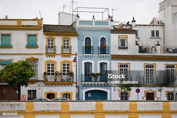 Triana Casas En Sevilla Foto de stock y más banco de imágenes de Comunidad Autónoma de Andalucía - Comunidad Autónoma de Andalucía, Naranjo, Aire libre