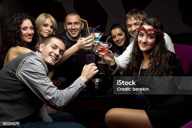 Счастливый Человек — стоковые фотографии и другие картинки Алкоголь - напиток - Алкоголь - напиток, Бар - питейное заведение, Весёлый