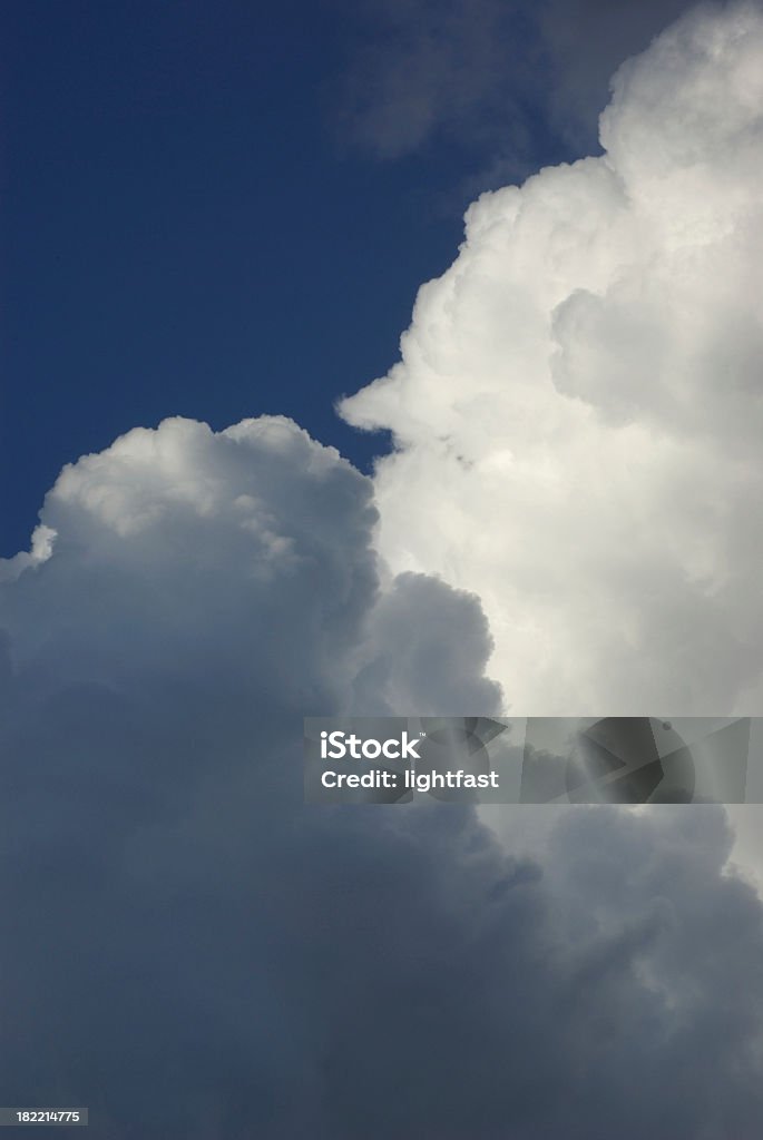 Nuages orageux bâtiment - Photo de Blanc libre de droits