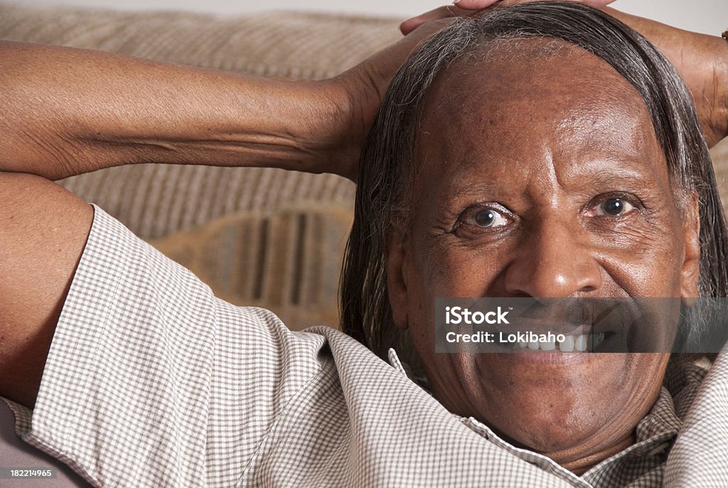 Пожилая женщина улыбается - Стоковые фото Активный пенсионер роялти-фри