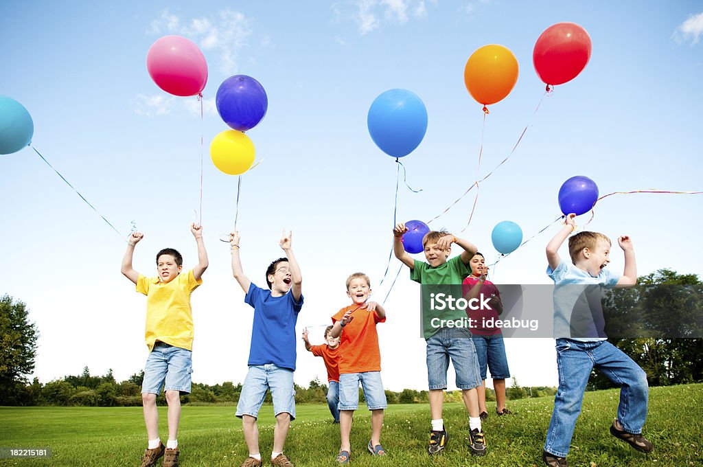 Group of Excited мальчиков прыгать и празднуя за - Стоковые фото Шар с гелием роялти-фри