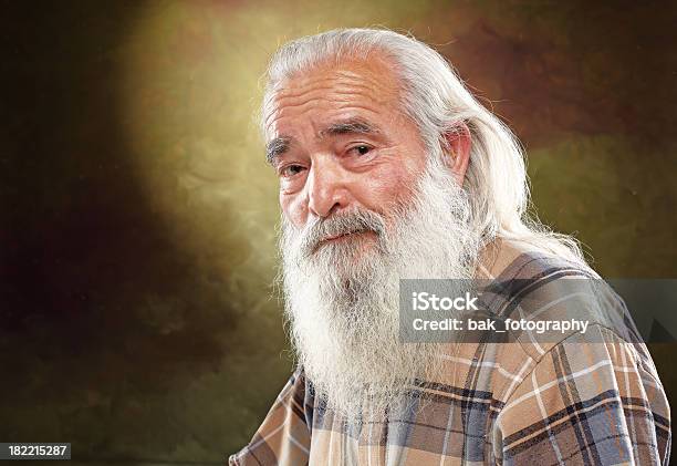 Hombre Blanco Barba Foto de stock y más banco de imágenes de 80-89 años - 80-89 años, Misterio, 30-39 años