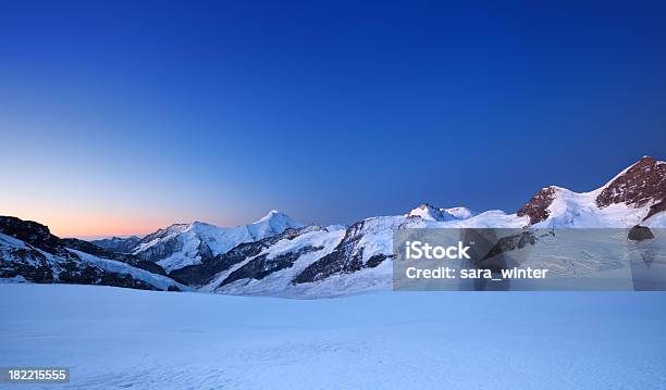 Photo libre de droit de Des Pics De Montagne À Laube Depuis Jungfraujoch En Suisse banque d'images et plus d'images libres de droit de Alpes européennes