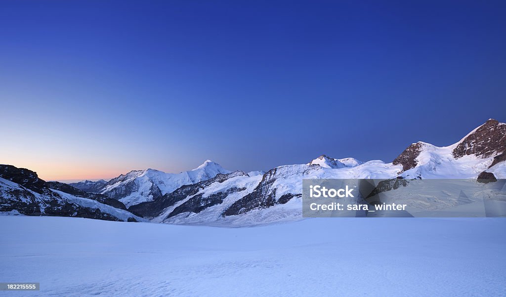 Picco di montagna in alba di Jungfraujoch in Svizzera - Foto stock royalty-free di Alba - Crepuscolo