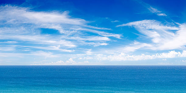 panorama xxxl vista para o mar - linha do horizonte sobre água - fotografias e filmes do acervo