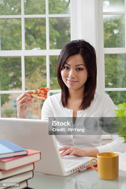 Jovem Mulher Asiática Trabalhando E Comer Pizza Almoço Vt - Fotografias de stock e mais imagens de 20-24 Anos