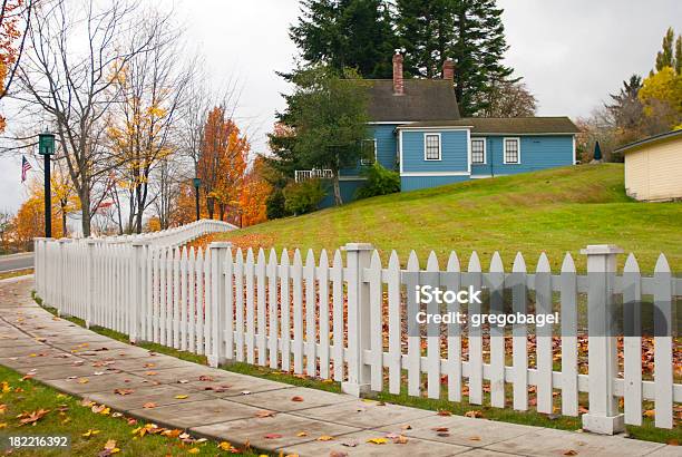 Foto de Cerca De Madeira Branca E Grande Gramado Verde Ao Lado Da Casa e mais fotos de stock de Cidade Pequena Americana