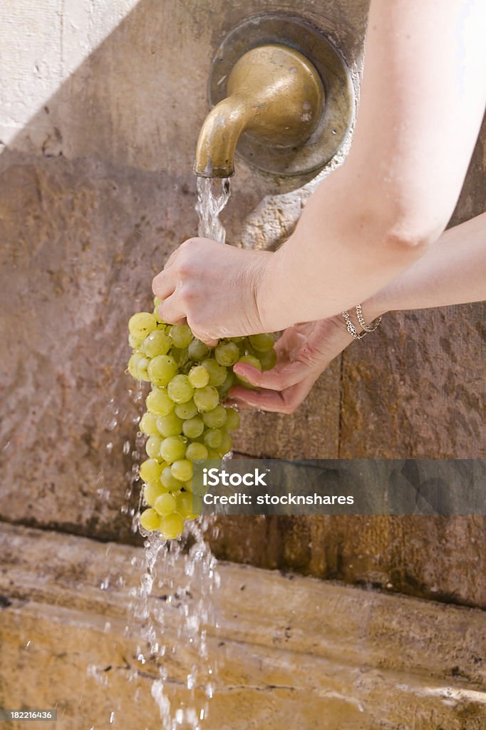Lavado de frutas - Foto de stock de Adulto libre de derechos