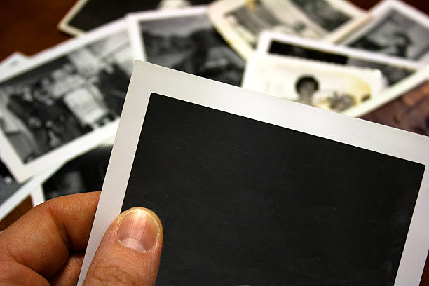 hand hält leere vintage foto - gedächtnisstütze fotos stock-fotos und bilder