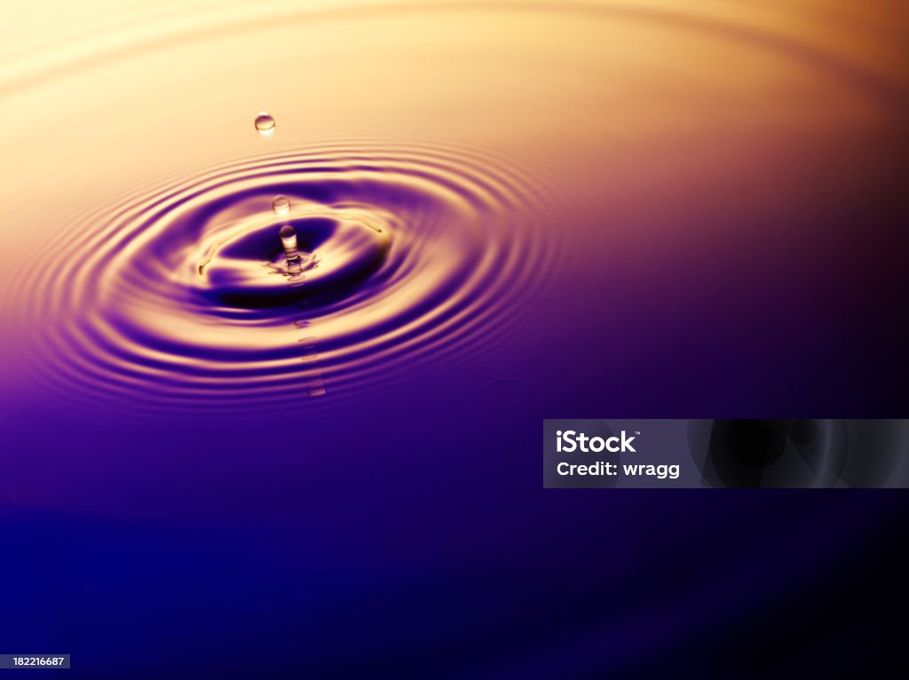 Gotas de água em ouro e roxo - Royalty-free Azul Foto de stock