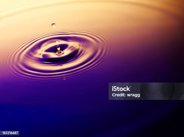 Gotas De Água Em Ouro E Roxo - Fotografias de stock e mais imagens de Azul - Azul, Cena de tranquilidade, Chuva