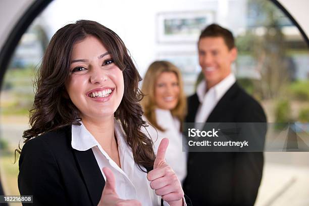 Biznes Kobieta Z Kciuki W Górę - zdjęcia stockowe i więcej obrazów Biuro - Biuro, Biznes, Biznesmen