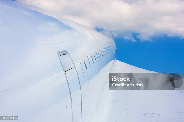Avión En El Cielo Azul Foto de stock y más banco de imágenes de Abstracto - Abstracto, Ala de avión, Avión