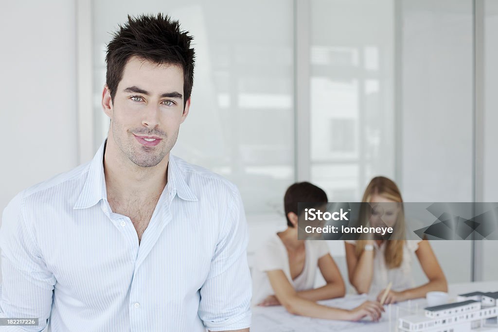 Sorrindo jovem arquiteto. - Foto de stock de Adulto royalty-free