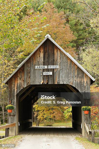 Photo libre de droit de Historique Pont Couvert banque d'images et plus d'images libres de droit de Pont couvert - Pont couvert, Vermont, Architecture