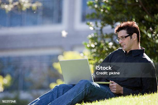 Człowiek Z Laptopa Na Kampusie Trawnik - zdjęcia stockowe i więcej obrazów Laptop - Laptop, Mężczyźni, Ogródek przydomowy