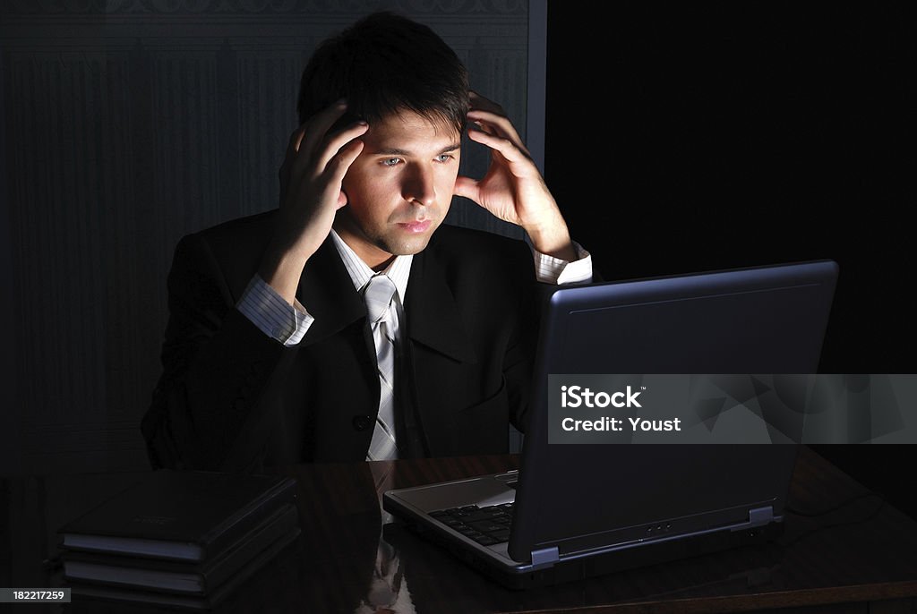 Hombre de negocios trabajando en la noche - Foto de stock de Adulto libre de derechos