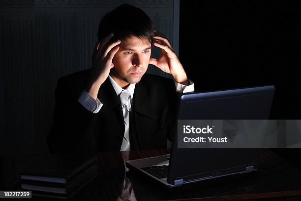 Hombre De Negocios Trabajando En La Noche Foto de stock y más banco de imágenes de Adulto - Adulto, Color negro, Concentración