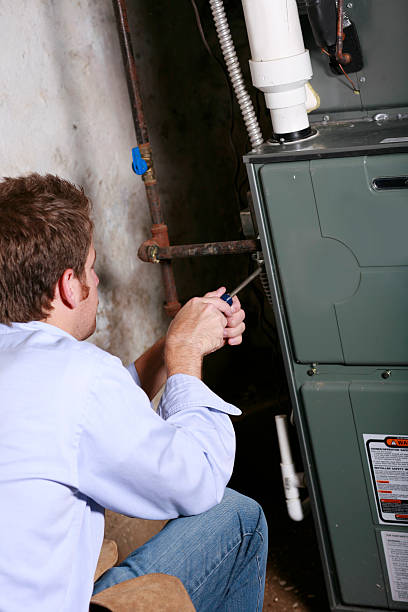 서비�스 일하는 남자 용융로 - furnace air conditioner air duct repairing 뉴스 사진 이미지