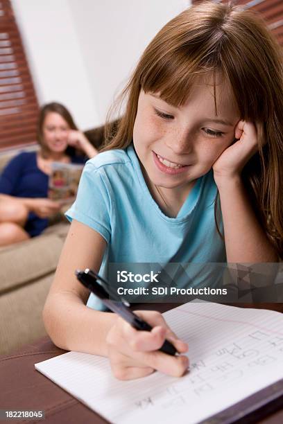 Photo libre de droit de Mignonne Jeune Fille Pratiquant Le Alphabet À La Maison banque d'images et plus d'images libres de droit de Adolescence