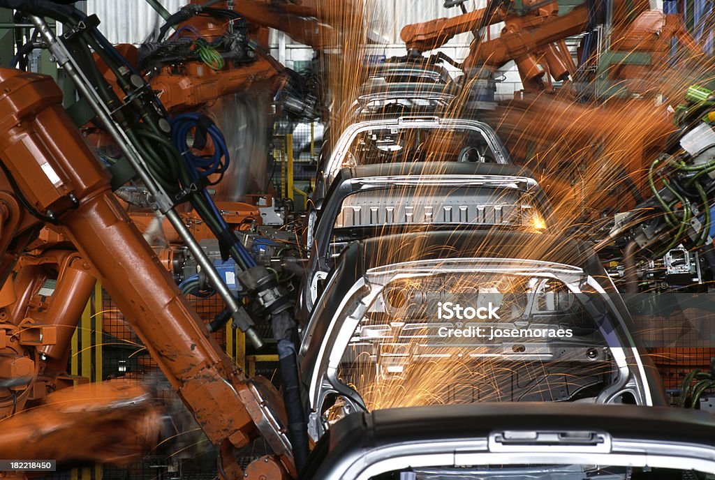 Robots en una fábrica de coches - Foto de stock de Industria del automóvil libre de derechos