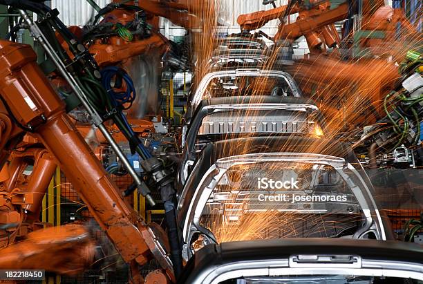 Robots En Una Fábrica De Coches Foto de stock y más banco de imágenes de Industria del automóvil - Industria del automóvil, Coche, Fábrica de coches