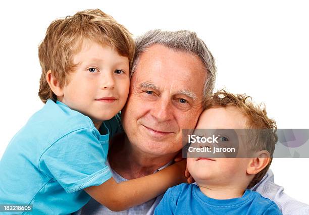 Bom Avô Com Netos - Fotografias de stock e mais imagens de 2-3 Anos - 2-3 Anos, 4-5 Anos, 60-64 anos